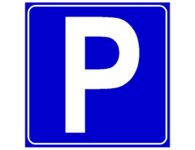 Cartello indicante area di parcheggio 