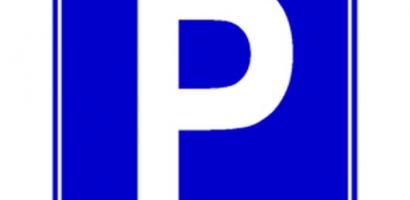 Cartello indicante area di parcheggio 